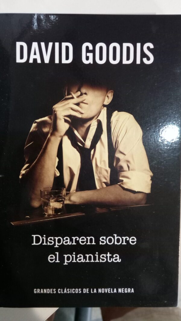 DISPAREN SOBRE EL PIANISTA